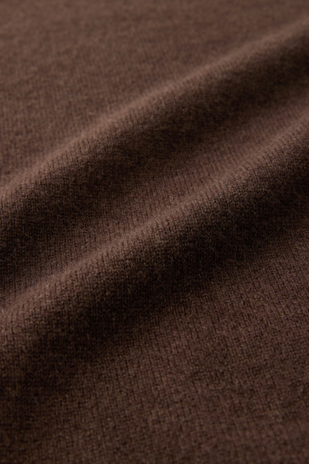 부드러운 촉감의 켄싱턴 캐시미어 100% 카라넥 니트입니다. 겨울철 따뜻함을 선사하는 베이직 스타일의 브라운 컬러 무지 니트입니다. 출근룩과 모임룩에 모두 어울리는 클래식, 미니멀, 캐주얼 스타일을 연출할 수 있습니다. 3버튼 카라넥 디자인과 볼륨감 있는 원사가 특징이며, 긴 소매 기장으로 제작되었습니다.
