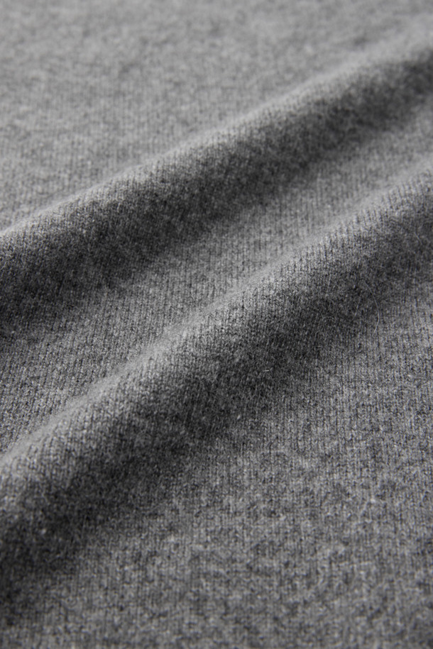 **켄싱턴 캐시미어100 카라넥 니트**는 부드러운 촉감과 따뜻함을 선사하는 겨울철 필수 아이템입니다. 멜란지 그레이 컬러의 무지 디자인에 캐시미어 100% 소재를 사용하여 고급스러움을 더했습니다. 3버튼 카라넥 디자인으로 클래식하면서도 미니멀한 스타일을 연출하며, 출근룩이나 비즈니스 캐주얼에도 잘 어울립니다. 두꺼운 두께감과 기모 효과로 포근함을 높였으며, 긴 소매 기장으로 보온성을 강화했습니다. 베이직한 디자인으로 다양한 스타일을 소화할 수 있는 활용도 높은 니트입니다.
