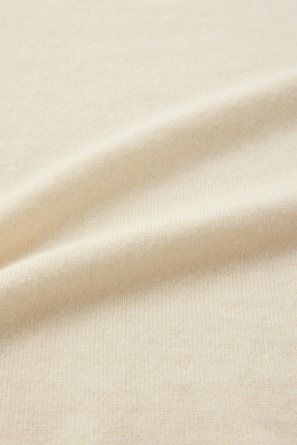 켄싱턴 캐시미어 100% 카라넥 니트는 부드러운 촉감의 캐시미어 100% 소재로 제작된 남성용 니트입니다. 두꺼운 두께감과 레귤러핏으로 제작되었으며, 베이직, 포멀, 캐주얼 스타일 모두 소화 가능합니다. 3버튼 카라 디자인과 볼륨감이 특징이며, 겨울철 출근룩, 비즈니스 캐주얼, 모임룩 등 다양한 TPO에 활용할 수 있습니다. 클래식, 미니멀, 캐주얼 스타일을 즐기는 남성에게 적합하며, 아이보리 색상의 무지 디자인으로 어떤 스타일에도 쉽게 매치할 수 있습니다. 긴 소매 기장의 레귤러 기장 니트입니다.
