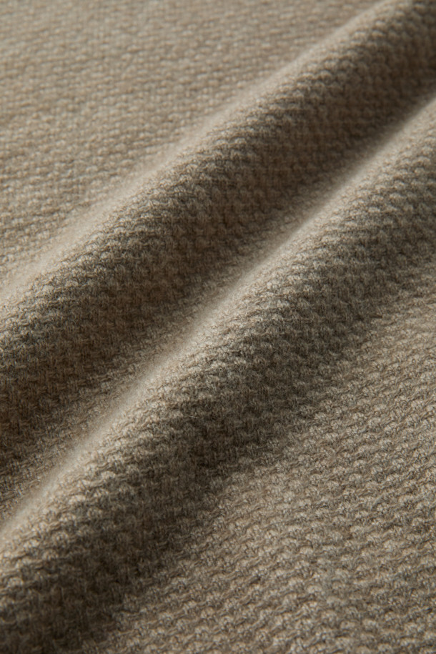 부드러운 캐시미어 100% 소재의 하프 터틀넥 니트입니다. 멜란지 베이지 컬러로 고급스러운 분위기를 연출하며, 레귤러 핏으로 편안하게 착용 가능합니다. 가을, 겨울 시즌에 어울리는 두꺼운 두께감과 볼륨감 있는 조직감으로 따뜻함을 더합니다. 출근룩과 모임룩, 클래식 또는 미니멀 스타일 모두 소화 가능한 아이템입니다. 긴 소매 기장으로 답답함 없이 세련된 스타일을 완성해 보세요.
