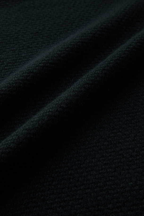 캐시미어 100% 소재의 하프 터틀넥 니트입니다. 은은한 광택과 부드러운 촉감, 볼륨감 있는 조직감이 특징이며, 가을과 겨울에 따뜻하게 착용하기 좋습니다. 베이직한 디자인으로 출근룩, 오피스룩, 모임룩 등 다양한 TPO에 활용 가능하며, 클래식, 미니멀, 시크 스타일을 연출하기 좋습니다. 레귤러 핏에 긴 소매 기장으로 제작되었으며, 블랙 컬러의 무지 디자인으로 어떤 스타일에도 쉽게 매치할 수 있습니다. 2/26수 원사를 사용하여 고급스러운 분위기를 더했습니다.
