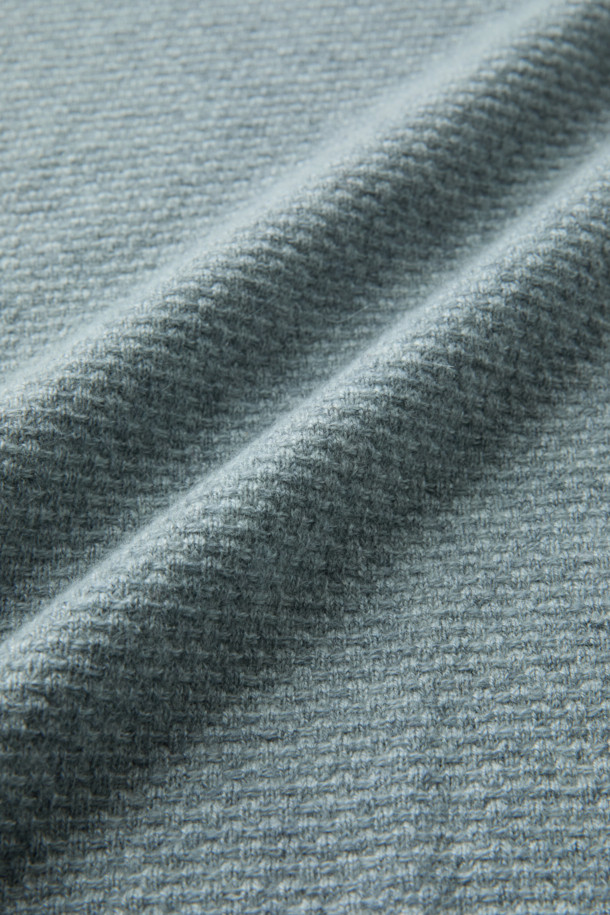 캐시미어 100% 소재로 제작된 하프 터틀넥 니트입니다. 은은하고 고급스러운 라이트 그레이 컬러로, 우아하고 베이직한 스타일을 연출합니다. 쌀쌀한 가을, 겨울 시즌에 포근함을 선사하며, 출근룩, 오피스룩, 모임룩 등 다양한 TPO에 활용 가능합니다. 볼륨감 있는 조직감과 부드러운 촉감으로 편안하게 착용할 수 있으며, 클래식하면서도 미니멀한 디자인으로 폭넓은 스타일을 소화합니다.
