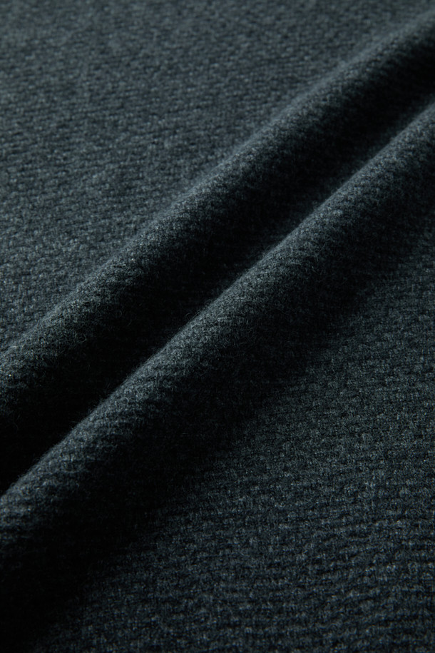 캐시미어 100% 풀 터틀넥 니트입니다. 부드러운 촉감과 두꺼운 두께감으로 겨울철 따뜻하게 착용하기 좋습니다. 차콜 그레이 색상에 베이직한 디자인으로, 출근룩이나 오피스룩 등 다양한 스타일에 활용할 수 있습니다. 2/26수 원사를 사용하여 고급스러운 퀄리티를 자랑하며, 탄탄한 넥 라인이 특징입니다. 겨울 시즌 이너 아이템으로 활용하기 좋은 레귤러 핏의 긴소매 니트입니다.
