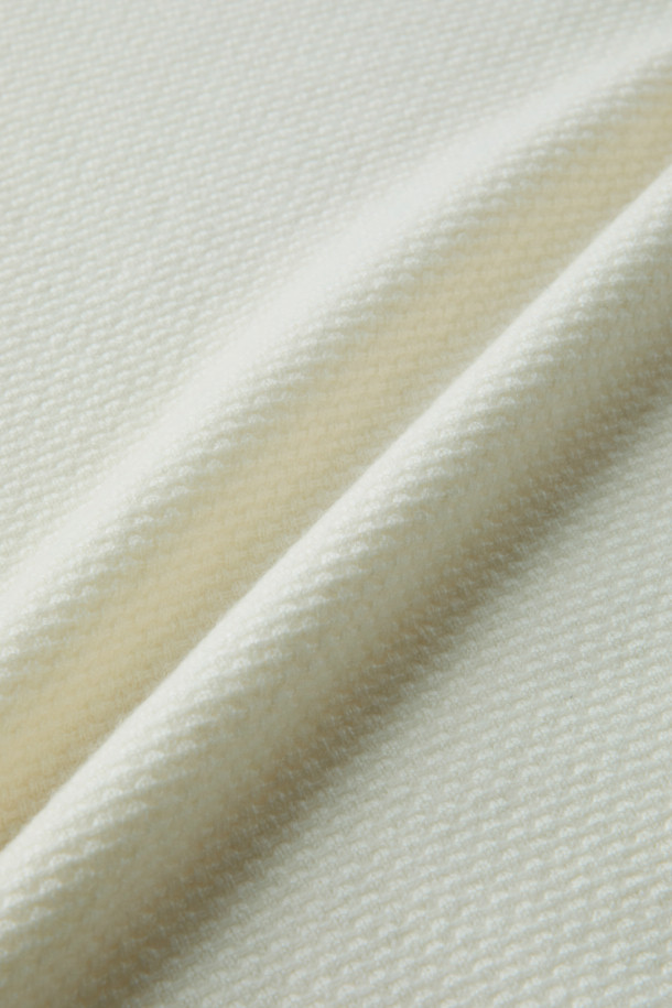 캐시미어 100% 풀 터틀넥 니트는 부드러운 촉감과 따뜻함을 선사하는 겨울철 필수 아이템입니다. 아이보리 색상의 무지 디자인으로, 클래식하고 미니멀한 스타일을 연출하여 출근룩에 적합합니다. 2/26수 원사의 캐시미어 100% 소재로 제작되어 고급스러움을 더하며, 탄탄한 넥라인은 오랫동안 변형 없이 착용 가능합니다. 긴 소매 기장으로 보온성을 높여 겨울철에도 스타일리시하게 연출할 수 있습니다.
