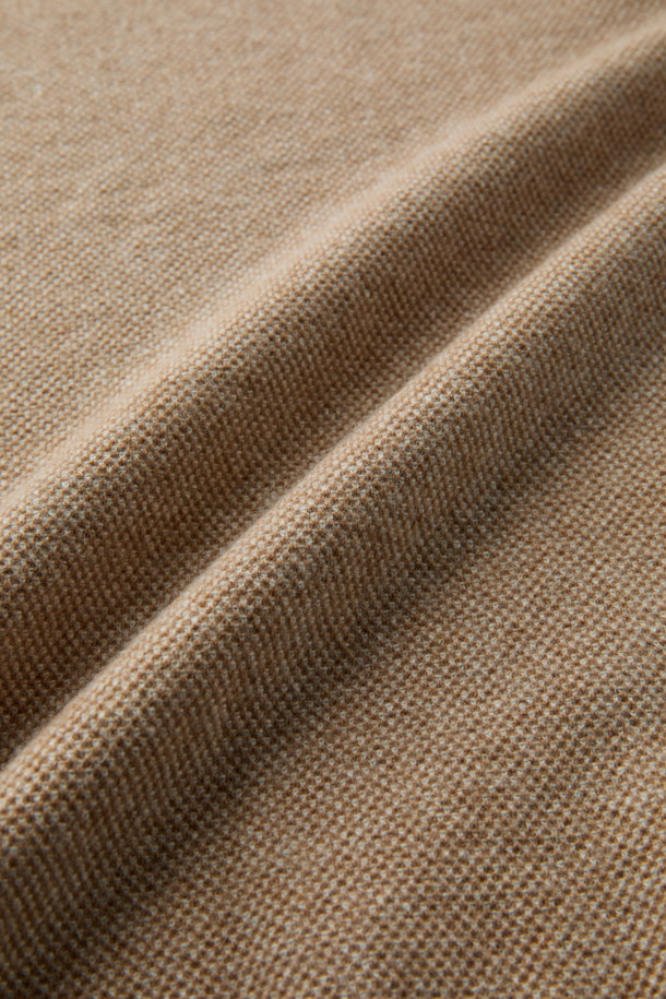 부드러운 울과 캐시미어 혼방 소재로 제작되어 포근한 착용감을 선사하는 울 캐시 투톤 카라넥 니트입니다. 클래식한 무드의 투톤 디자인과 카라넥 디테일, 두 개의 버튼이 특징이며, 레귤러핏으로 편안하게 착용 가능합니다. 가을, 겨울 시즌 데이트룩, 모임룩, 출근룩 등 다양한 TPO에 활용하기 좋습니다. 미니멀, 시크 스타일을 즐겨 입는 분들께 추천하며, 고급스러운 분위기를 연출합니다. 
