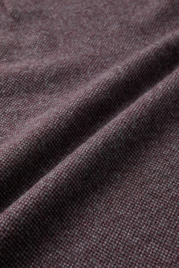 부드러운 울과 캐시미어 혼방 소재로 제작된 울 캐시 투톤 카라넥 니트입니다. 버건디와 멜란지 그레이 두 가지 색상으로 제공되며, 투톤 디자인이 특징입니다. 레귤러 핏에 긴 소매 기장으로, 가을과 겨울에 따뜻하게 착용할 수 있습니다. 카라넥과 투 버튼 디테일이 클래식한 무드를 더하며, 데이트룩, 출근룩, 모임룩 등 다양한 TPO에 활용 가능합니다. 미니멀, 캐주얼 스타일과도 잘 어울립니다.
