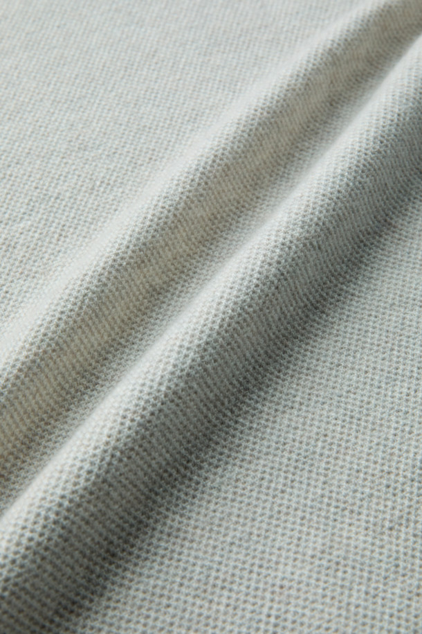 포근한 울과 캐시미어 혼방 소재로 제작된 여성용 울 캐시 투톤 하프 터틀넥 니트입니다. 부드러운 촉감과 두꺼운 두께감으로 가을, 겨울 시즌 따뜻하게 착용하기 좋습니다. 베이직하고 미니멀한 스타일로 출근룩, 모임룩 등 다양한 TPO에 활용 가능하며, 어떤 하의와도 잘 어울립니다. 아이보리, 베이지 두 가지 색상으로 만나보세요. 톤온톤 투톤 배색이 은은한 포인트를 더해줍니다.
