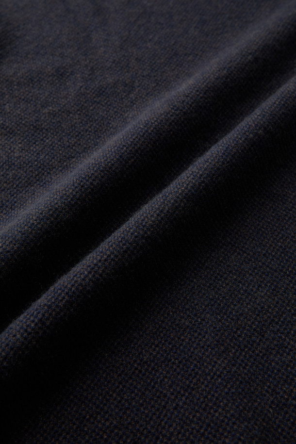 네이비와 브라운 두 가지 색상으로 출시된 울 캐시 투톤 하프 터틀넥 니트입니다. 울 70%와 캐시미어 30% 혼방 소재로 제작되어 부드러운 촉감을 선사하며, 겨울철 따뜻하게 착용할 수 있습니다. 레귤러 핏에 하프넥 디자인으로 클래식, 미니멀, 캐주얼 등 다양한 스타일을 연출하기 좋습니다. 출근룩이나 모임룩으로 활용하기 좋으며, 무지 패턴으로 어떤 하의와도 쉽게 매치할 수 있습니다. 긴 소매 기장의 두꺼운 두께감으로 포근함을 더했습니다.
