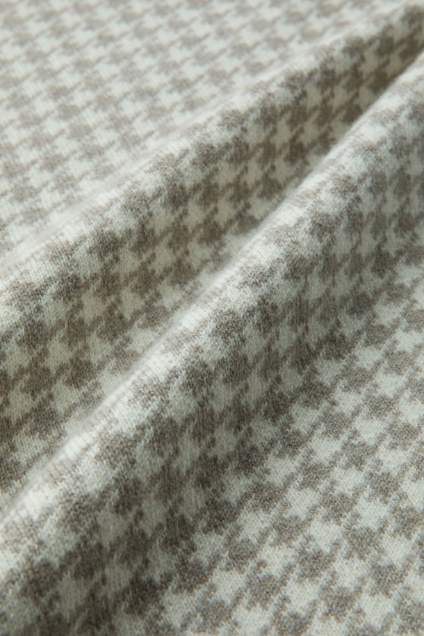 세련된 무드의 울 캐시 하운드투스 하프 터틀넥 니트입니다. 부드러운 촉감의 울과 캐시미어 혼방 소재로 제작되어 가을, 겨울 시즌에 따뜻하게 착용할 수 있습니다. 베이직하면서도 클래식한 하운드투스 패턴과 배색 디자인이 돋보이며, 레귤러핏과 크롭 기장으로 세련된 실루엣을 연출합니다. 하프넥 디자인으로 목을 감싸주어 보온성을 높였으며, 출근룩, 모임룩, 데이트룩 등 다양한 TPO에 활용 가능합니다. 클래식, 미니멀, 시크 스타일을 즐기는 여성분들께 추천합니다.
