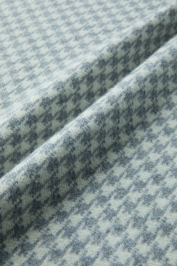 울과 캐시미어 혼방 소재로 제작된 하운드투스 패턴의 하프 터틀넥 니트입니다. 부드러운 촉감과 두꺼운 두께로 따뜻함을 선사하며, 가을, 겨울 시즌에 활용하기 좋습니다. 레귤러핏으로 제작되었으며, 베이직하고 클래식한 스타일을 연출합니다. 그레이, 민트 두 가지 색상으로 출시되었으며, 배색 디테일이 돋보입니다. 출근룩과 모임룩 모두에 잘 어울리는 스타일리시한 아이템입니다.
