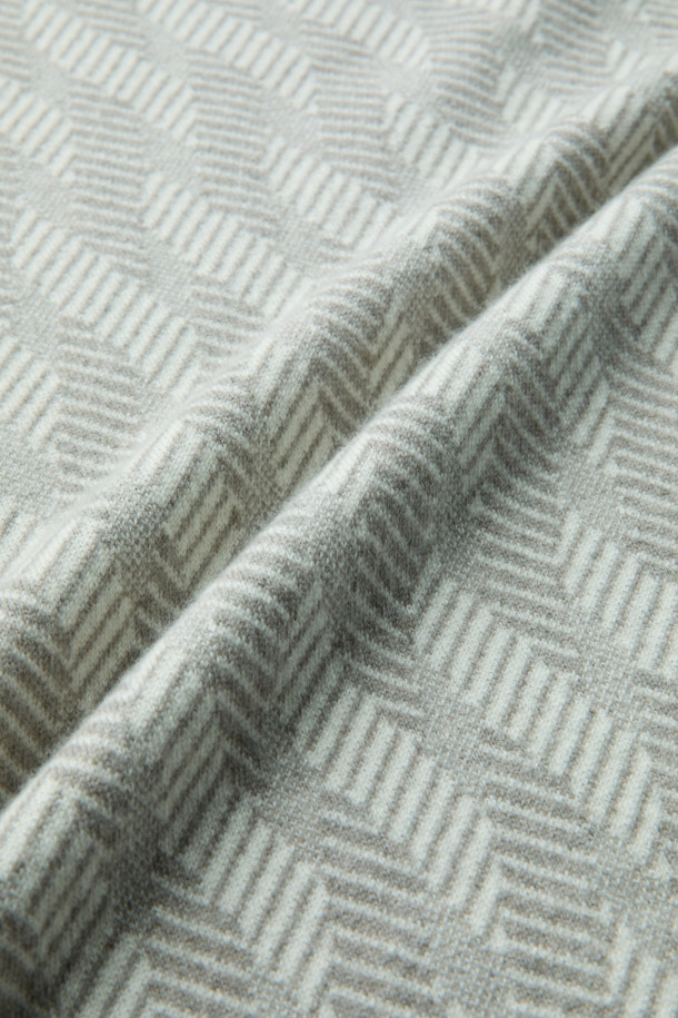 세련된 스타일을 완성하는 울 캐시 지오메트리 풀 터틀넥 니트입니다. 울 70%와 캐시미어 30% 혼방 소재로 제작되어 부드러운 촉감과 뛰어난 보온성을 자랑합니다. 레귤러핏에 긴소매 기장으로 디자인되어 가을, 겨울철 데일리룩은 물론 출근룩과 모임룩에도 활용하기 좋습니다. 베이직하고 미니멀한 무드의 그레이 컬러에 지오메트릭 패턴으로 포인트를 더했으며, 터틀넥 디자인으로 세련된 분위기를 연출합니다. 클래식, 미니멀, 캐주얼 등 다양한 스타일과 매치하여 폭넓게 활용해보세요.
