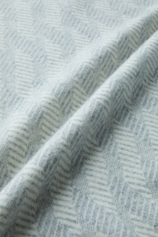 울과 캐시미어 혼방으로 제작된 여성용 풀 터틀넥 니트입니다. 아이보리, 하늘색 두 가지 색상으로 출시되었으며, 겨울철 출근룩에 클래식, 미니멀, 캐주얼 스타일을 더해줍니다. 레귤러핏에 레귤러 기장으로 편안하게 착용 가능하며, 두꺼운 두께감으로 따뜻함을 선사합니다. 지오메트릭 패턴으로 포인트를 주어 세련된 분위기를 연출하며, 부드러운 촉감이 특징입니다. 울 70%, 캐시미어 30% 혼방으로 제작되어 고급스러운 퀄리티를 자랑합니다.
