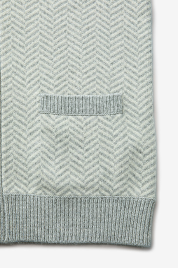 부드러운 울과 캐시미어 혼방 소재의 헤링본 패턴 숄 카디건 니트입니다. 민트와 그레이 두 가지 색상으로 출시되었으며, 가을과 겨울에 따뜻하게 착용할 수 있습니다. 숄 카라 디자인과 레귤러핏으로 클래식한 무드를 연출하며, 두꺼운 두께감으로 보온성을 높였습니다. 70% 울, 30% 캐시미어 혼방의 고급스러운 소재감과 자카드 조직으로 제작되었습니다. 데이트룩, 모임룩, 출근룩 등 다양한 TPO에 활용 가능하며, 아우터와 레이어드하여 세련된 스타일을 완성할 수 있습니다.
