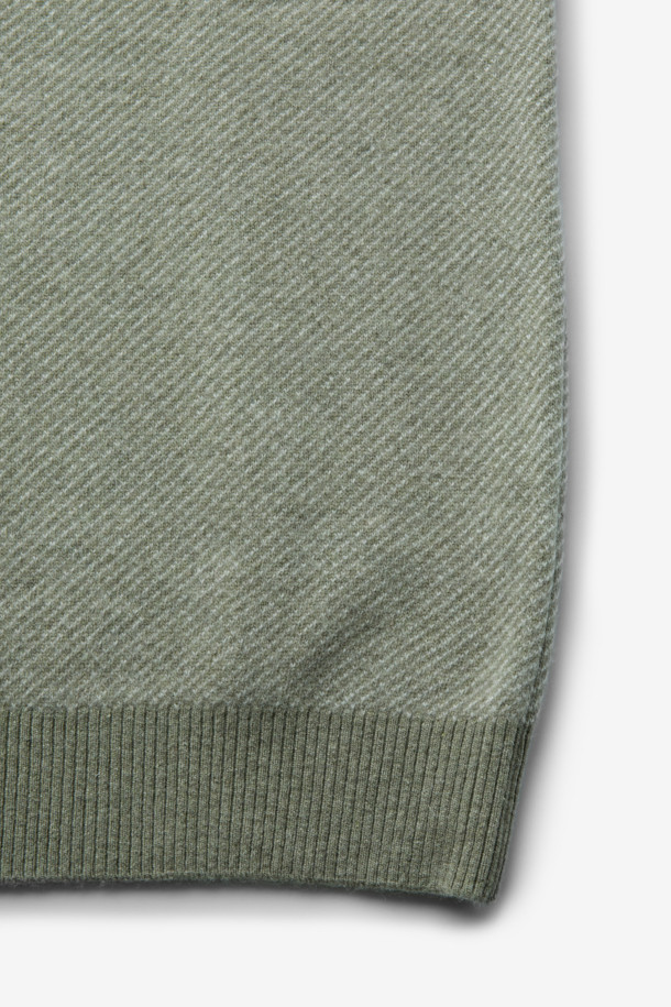 가을, 겨울 시즌에 어울리는 울 캐시 오블리크 라인 하프 집업 니트입니다. 부드러운 촉감의 울과 캐시미어 혼방 소재로 제작되어 따뜻하고 편안한 착용감을 선사합니다. 하프넥 디자인과 레귤러 핏으로, 베이직하면서도 미니멀한 스타일을 연출합니다. 카키 컬러와 자카드, 트윌 패턴이 은은한 포인트를 더하며, 레이어드 스타일링이 가능하여 다양한 룩에 활용할 수 있습니다. 출근룩, 모임룩 등 TPO에 맞춰 클래식, 미니멀, 캐주얼 스타일로 연출해보세요.
