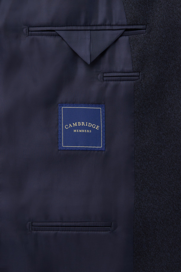 세련된 남성분들을 위한 국내 울 멜란지 수트 재킷 (Navy)입니다. 고급스러운 울 소재로 제작되어 부드러운 촉감과 뛰어난 착용감을 선사합니다. 클래식하고 포멀한 디자인으로, 오피스룩, 비즈니스 캐주얼, 출근룩 등 다양한 TPO에 활용 가능합니다. 레귤러핏 싱글버튼 스타일로, 미니멀하면서도 세련된 분위기를 연출합니다. 멜란지 원단 특유의 은은한 멋이 돋보이는 네이비 컬러의 정장 재킷입니다.
