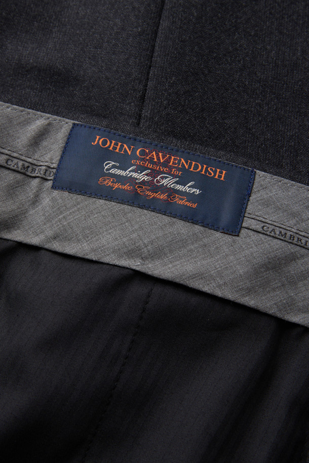 영국 JOHN CAVENDISH(존 카벤디시) 브랜드의 카벤디쉬 울 쉐도우체크 팬츠 (Gray)입니다. 가을과 겨울에 어울리는 포멀하고 클래식한 스타일의 남성 정장 바지입니다. 쉐도우 체크 패턴과 레귤러핏으로 제작되어 세련된 실루엣을 연출합니다. 울 소재 특유의 고급스러운 촉감과 드레이프성, 형태 안정성이 특징입니다. 오피스룩, 출근룩, 모임룩 등 다양한 TPO에 활용할 수 있는 미니멀한 디자인입니다.
