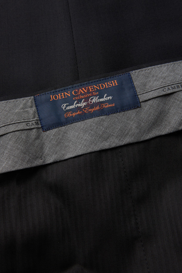 카벤디쉬 울 서지 솔리드 수트 팬츠 (Black)는 포멀 및 비즈니스 용도에 적합한 남성용 수트 팬츠입니다. 영국 브랜드의 제품으로, 사계절 착용 가능하며, 클래식하고 미니멀한 스타일을 연출합니다. 부드러운 촉감의 울 소재로 제작되어 드레이프성이 우수하며 안정적인 형태감을 유지합니다. 레귤러핏으로 제작되어 편안한 착용감을 제공하며, 오피스룩, 비즈니스 캐주얼, 출근룩 등 다양한 TPO에 활용 가능합니다. 블랙 컬러의 솔리드 디자인으로 어떤 상의와도 쉽게 매치할 수 있어 활용도가 높습니다.
