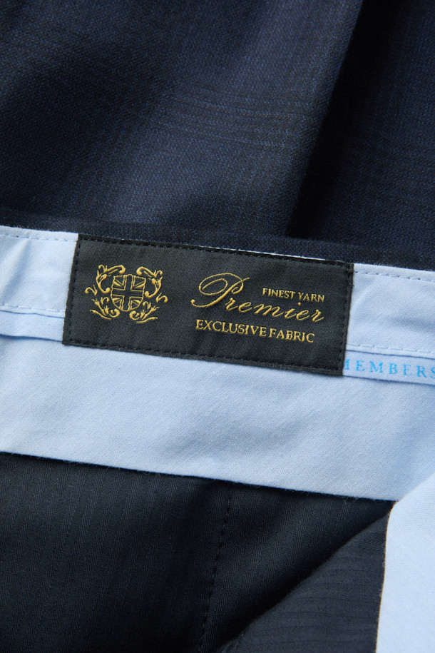 네이비 컬러의 국내 울 밀드 쉐도우체크 수트 팬츠입니다. 가을과 겨울에 어울리는 두꺼운 두께감의 울 소재로 제작되어 부드러운 촉감을 선사하며, 레귤러핏으로 편안한 착용감을 제공합니다. 클래식한 무드의 쉐도우체크 패턴이 돋보이며, 오피스룩, 출근룩, 모임룩 등 다양한 TPO에 활용 가능합니다. 미니멀하면서도 세련된 스타일을 연출하기에 좋은 아이템입니다.
