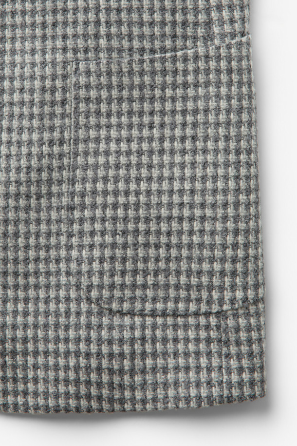 세련된 남성분들을 위한 울 혼방 하운드투스 재킷입니다. 클래식한 무드의 그레이 컬러, 레귤러 핏으로 제작되어 오피스룩, 비즈니스 캐주얼, 모임룩 등 다양한 TPO에 활용하기 좋습니다. 고급스러운 울과 알파카 혼방 소재로 제작되어 겨울철에도 따뜻하게 착용할 수 있으며, 두꺼운 두께감으로 보온성을 높였습니다. 톤온톤 하운드투스 패턴과 싱글 버튼 여밈 방식으로 미니멀하면서도 세련된 스타일을 연출합니다.
