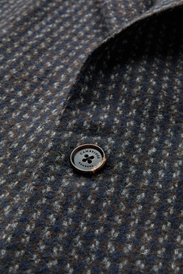 **울 혼방 하운드투스 자켓**은 가을과 겨울, 당신의 품격을 높여줄 클래식한 스타일의 아우터입니다. 그레이, 네이비, 브라운 세 가지 색상으로 만나볼 수 있으며, 울과 알파카 혼방 소재로 제작되어 두꺼운 두께감과 고급스러운 촉감을 선사합니다. 하운드투스 패턴이 돋보이는 레귤러핏의 싱글버튼 재킷으로, 오피스룩, 비즈니스 캐주얼, 모임룩 등 다양한 TPO에 활용 가능합니다. 미니멀하면서도 세련된 디자인으로 어떤 옷차림에도 잘 어울려 데일리 아이템으로 활용하기 좋습니다. 긴 소매 기장으로 따뜻함과 스타일을 동시에 잡아보세요.
