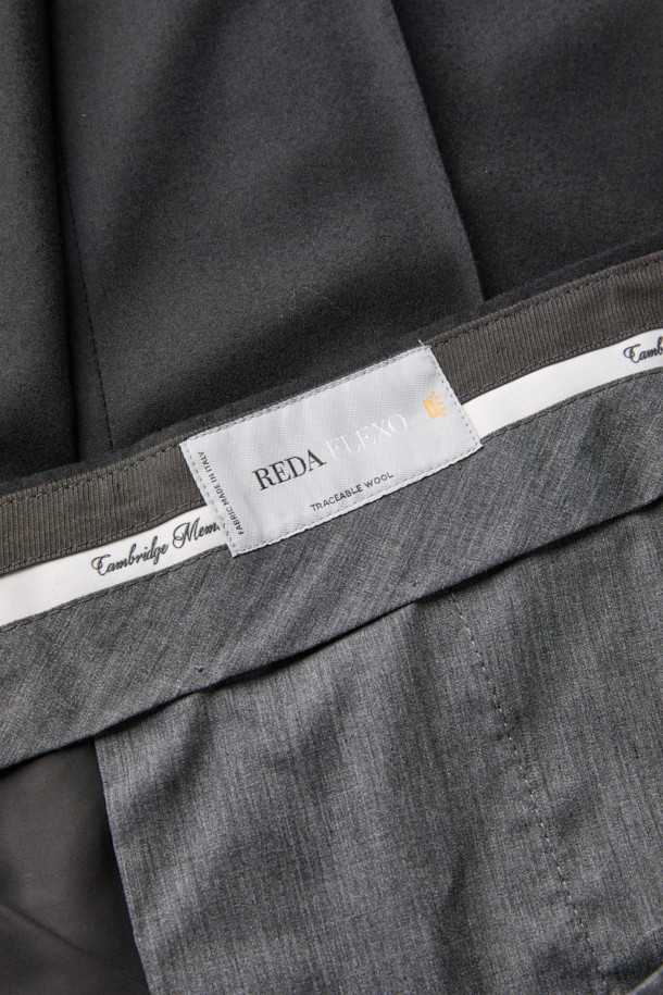 이태리 레다(REDA) 원단을 사용하여 고급스러움을 더한 레다 울 솔리드 슬랙스입니다. 남성용 슬림핏 슬랙스로, 가을과 겨울에 착용하기 좋은 두께감과 부드러운 촉감을 자랑합니다. 네이비 컬러의 무지 디자인으로 클래식하고 베이직한 스타일을 연출하며, 출근룩, 비즈니스 캐주얼, 모임룩 등 다양한 TPO에 활용 가능합니다. 스트레치 소재로 편안한 착용감을 제공하며, 은은한 광택감이 돋보이는 제품입니다. 슬림핏과 긴 기장으로 세련된 핏을 완성합니다.
