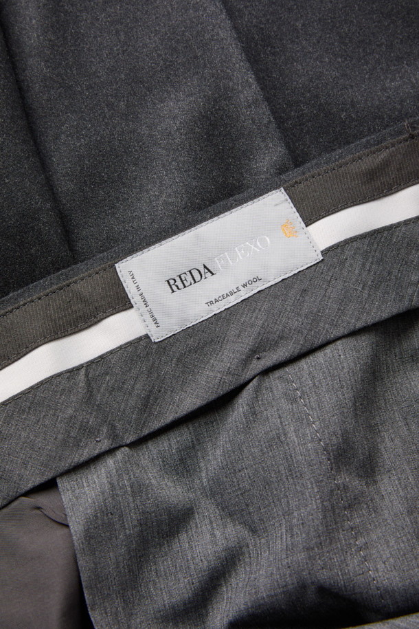 레다 울 솔리드 슬랙스는 남성분들을 위한 가을, 겨울용 슬림핏 슬랙스입니다. 고급스러운 울 소재로 제작되어 부드러운 촉감과 편안한 착용감을 선사합니다. 네이비 색상의 무지 디자인으로 클래식하고 베이직한 스타일을 연출하며, 오피스룩, 비즈니스 캐주얼, 모임룩 등 다양한 TPO에 활용 가능합니다. 스트레치 기능으로 활동성을 높였으며, 미니멀한 스타일을 즐기는 분들에게 적합합니다. 
