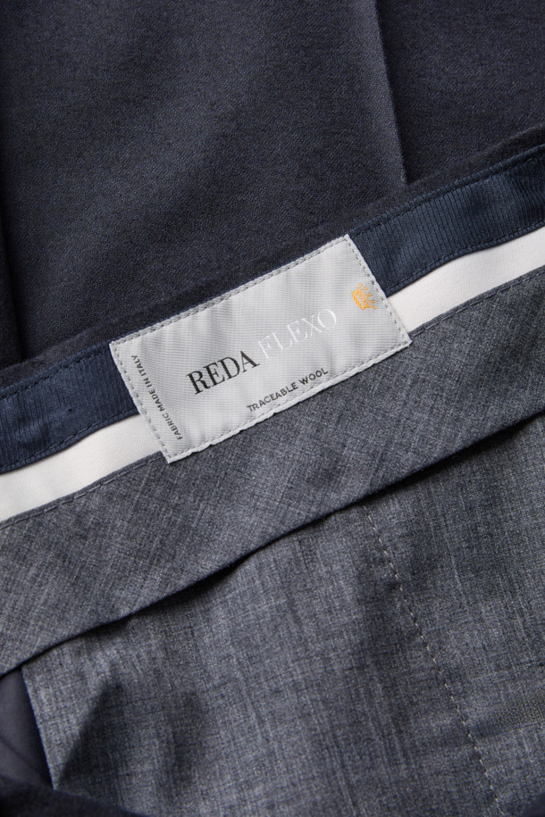 이태리 레다(REDA) 울 소재로 제작된 남성용 솔리드 슬랙스입니다. 가을, 겨울 시즌에 적합하며, 다크 그레이 컬러의 슬림핏 디자인으로 클래식하고 베이직한 스타일을 연출합니다. 은은한 광택과 스트레치 기능이 특징이며, 오피스룩, 비즈니스 캐주얼, 출근룩 등 다양한 TPO에 활용 가능합니다. 미니멀한 디자인으로 어떤 상의와도 매치하기 용이하여 활용도가 높습니다.

