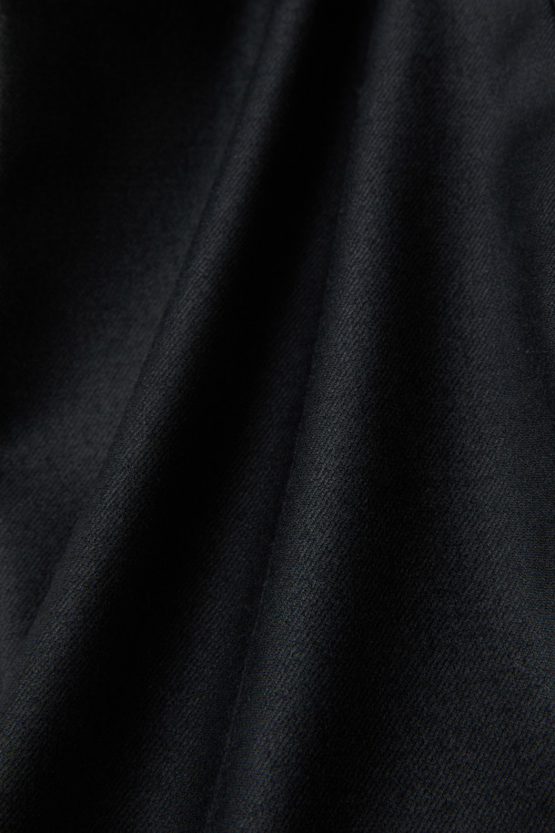 **국내 울캐시 본딩 솔리드 슬랙스**는 겨울철 따뜻함과 스타일을 모두 갖춘 슬림핏 슬랙스입니다. 고급 울과 캐시미어 혼방 소재로 제작되어 부드러운 촉감과 뛰어난 보온성을 제공하며, 본딩 안감으로 더욱 따뜻하게 착용할 수 있습니다. 다크 네이비 컬러의 무지 디자인으로, 출근룩, 비즈니스 캐주얼, 모임룩 등 다양한 TPO에 활용 가능합니다. 클래식, 미니멀, 시크 스타일을 즐겨 입는 분들께 추천하며, 탄탄한 핏으로 세련된 실루엣을 연출합니다.
