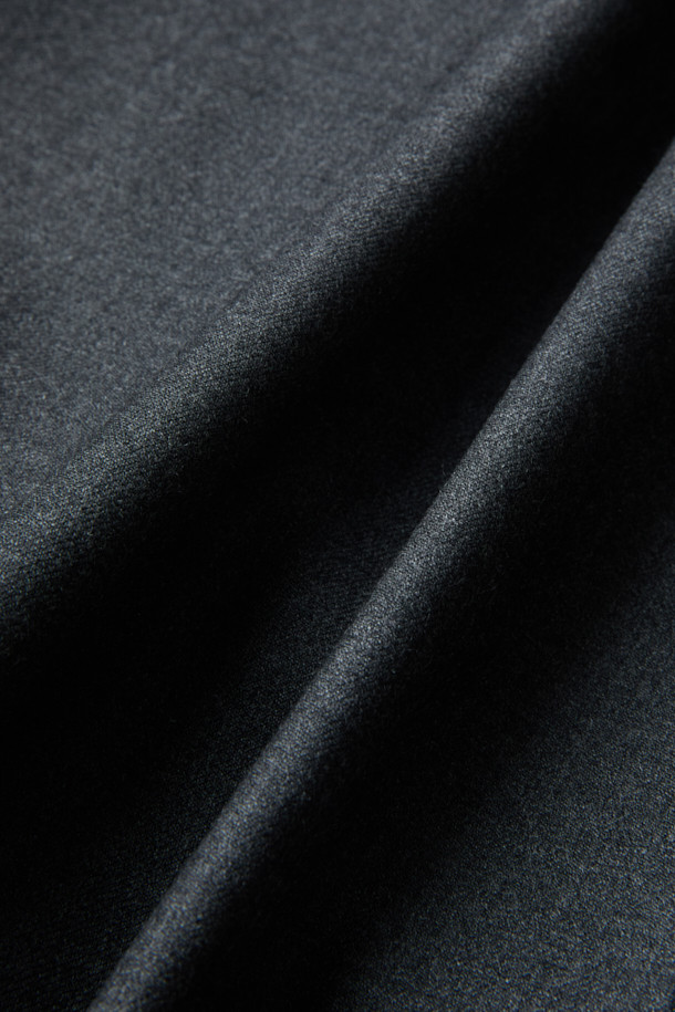 **국내 울캐시 본딩 슬랙스**

겨울 시즌을 위한 남성 슬림핏 슬랙스로, 울과 캐시미어 혼방 소재로 제작되어 부드러운 촉감과 뛰어난 보온성을 자랑합니다. 다크 네이비 컬러의 무지 디자인에 멜란지 톤이 은은한 멋을 더하며, 안감 본딩 처리로 한층 따뜻하게 착용할 수 있습니다. 출근룩, 오피스룩, 모임룩 등 다양한 TPO에 활용 가능한 베이직 스타일의 긴바지입니다. 클래식, 미니멀, 시크한 스타일을 연출하기에 적합하며, 두꺼운 두께감으로 겨울철에도 따뜻하게 입을 수 있습니다.
