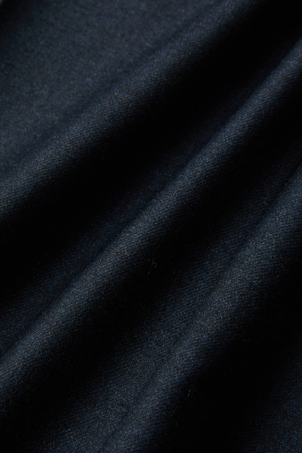 부드러운 울과 캐시미어 혼방 소재로 제작되어 겨울철에도 따뜻하게 착용 가능한 국내 울캐시 본딩 솔리드 슬랙스입니다. 다크 네이비 컬러의 무지 디자인으로, 출근룩, 오피스룩, 모임룩 등 다양한 TPO에 활용하기 좋습니다. 슬림핏으로 떨어지는 핏감과 보온성이 뛰어난 본딩 안감, 탄탄한 핏감을 제공하여 클래식, 미니멀, 시크 스타일을 연출하기에 적합합니다. 멜란지 톤으로 은은한 멋을 더해 줍니다. 
