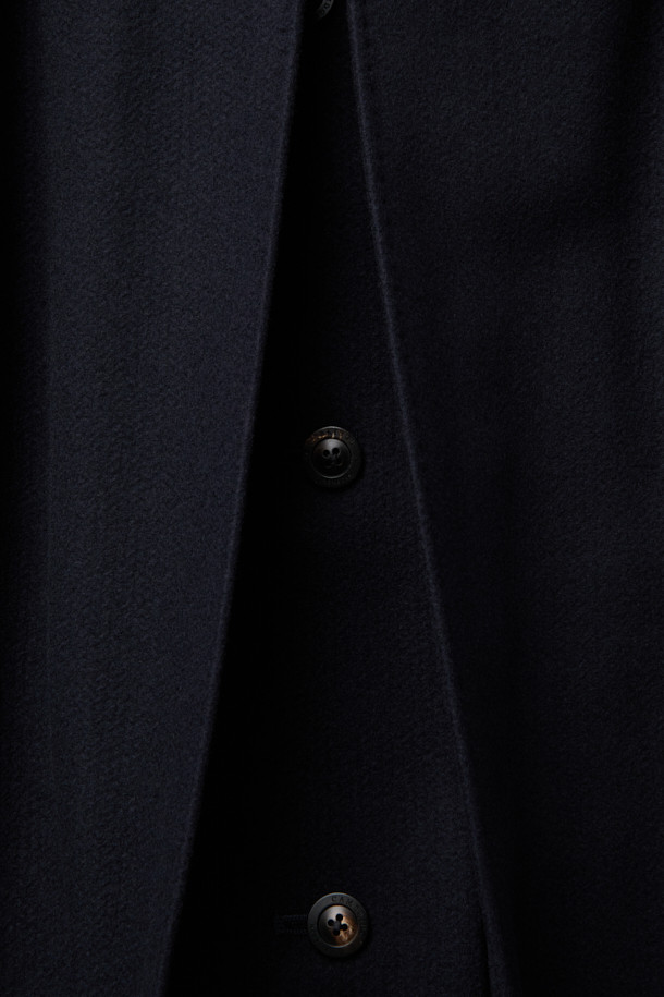 브래스키 울캐시 더블 폴로 코트는 남성 고객을 위해 디자인된, 클래식한 무드의 겨울, 가을용 아우터입니다. 블랙과 네이비 두 가지 색상으로 제공되며, 레귤러핏으로 제작되어 편안한 착용감을 선사합니다. 울과 캐시미어 혼방 소재로 부드러운 촉감과 두꺼운 두께감을 자랑하며, 더블 버튼 여밈 방식과 긴 소매, 커프스 디테일, 아웃포켓, 뒷중심 맞주름, 벤트 단추 트임 등의 특징을 갖추고 있습니다. 오피스룩, 비즈니스 캐주얼, 모임룩 등 다양한 TPO에 활용 가능하며, 미니멀하고 시크한 스타일을 연출하기 좋습니다.
