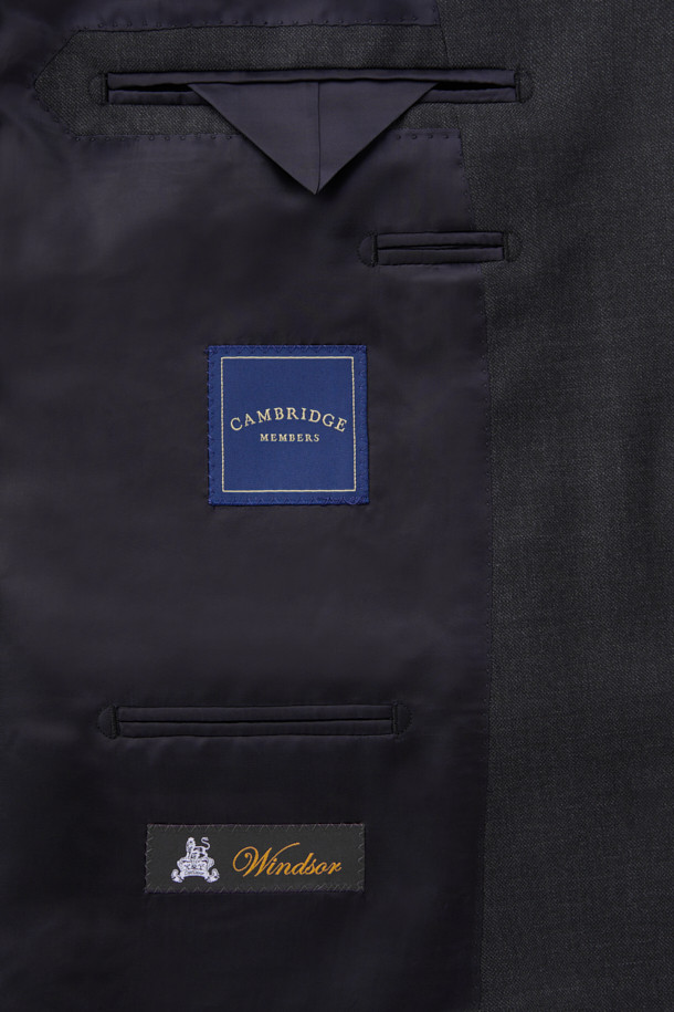 존 카벤디시 원단의 카벤디쉬 울 서지 솔리드 수트 재킷 (Gray)입니다. 윈저라인과 삭스킨 조직으로 제작되어 드레이프성과 형태 안정성이 우수하며, 슬림핏 디자인으로 모던한 스타일을 연출합니다. 고급스러운 울 (모) 소재로 제작되어 봄, 가을, 겨울 모두 착용 가능하며, 일상, 예복, 비즈니스 등 다양한 TPO에 활용할 수 있습니다. 무지(솔리드) 패턴에 싱글 버튼 여밈 방식으로 클래식하고 포멀한 분위기를 더합니다. 탄탄한 촉감과 긴 소매 기장으로 세련된 룩을 완성해보세요.
