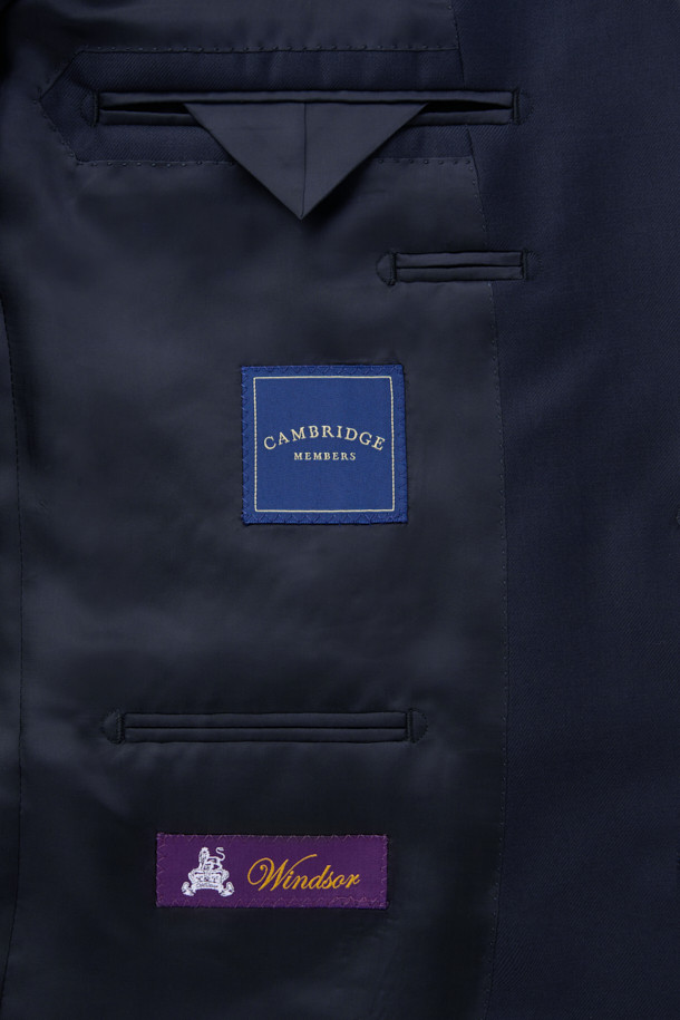 카벤디쉬 울 서지 자켓(Navy)은 남성 고객을 위한 포멀한 스타일의 정장 자켓입니다. 봄, 가을, 겨울 세 계절에 걸쳐 착용 가능하며, 예복 또는 비즈니스 용도로 적합합니다. 슬림핏 디자인에 싱글 버튼 여밈 방식, 레귤러 기장의 상의로 제작되었습니다. 고급스러운 울 소재와 드레이프성이 특징이며, 클래식하고 미니멀한 스타일을 연출합니다. 오피스룩, 비즈니스 캐주얼, 하객룩 등 다양한 TPO에 활용할 수 있습니다.
