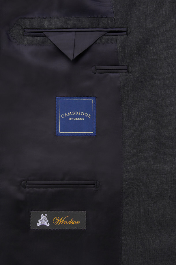 카벤디쉬 울 서지 솔리드 수트 재킷 (Gray)은 남성용 정장 수트 자켓입니다. 클래식하고 미니멀한 스타일로, 비즈니스 및 오피스룩에 적합하며, 사계절 착용 가능합니다. 슬림핏 디자인에 싱글 버튼 여밈 방식이며, 고급스러운 울 소재로 제작되어 드레이프성과 형태 안정성이 우수합니다. 윈저라인으로 세련된 핏을 연출하며, 긴 소매 기장을 갖춘 솔리드(무지) 패턴의 그레이 컬러 자켓입니다.
