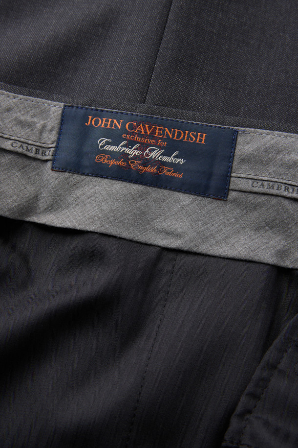 카벤디쉬 울 서지 솔리드 수트 팬츠 (Gray)는 남성 정장을 위한 클래식하고 포멀한 스타일의 슬림핏 바지입니다. 고급 울 소재로 제작되어 부드러운 촉감과 뛰어난 드레이프성, 형태 안정성을 제공합니다. 사계절 착용 가능하며, 오피스룩, 비즈니스 캐주얼, 모임룩 등 다양한 TPO에 적합합니다. 그레이 컬러의 무지 디자인으로 미니멀한 매력을 더하며, 어떤 상의와도 쉽게 매치할 수 있습니다. 슬림핏으로 제작되어 세련된 실루엣을 연출합니다.
