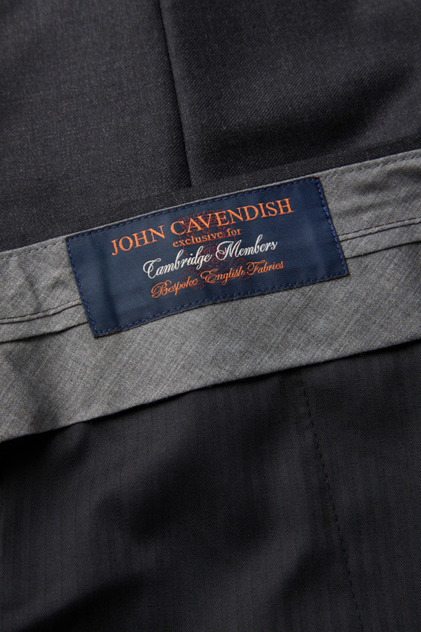 카벤디쉬 울캐시 서지 솔리드 수트 팬츠 (Dark Gray)는 남성 고객을 위한 정장 바지로, 클래식하고 미니멀한 스타일을 연출합니다. 다크 그레이 컬러의 슬림핏 디자인으로, 사계절 내내 착용하기 좋습니다. 울과 캐시미어 혼방 소재로 제작되어 부드러운 촉감과 고급스러운 광택감을 선사하며, 오피스룩, 비즈니스 캐주얼, 출근룩 등 다양한 TPO에 활용할 수 있습니다.
