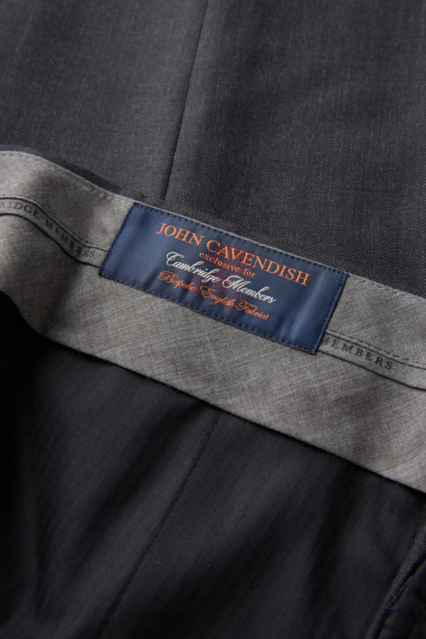 카벤디쉬 울 서지 솔리드 수트 팬츠 (Gray)는 클래식하고 미니멀한 스타일을 추구하는 남성을 위한 포멀한 정장 바지입니다. 사계절 착용 가능하며, 오피스룩, 비즈니스 캐주얼, 모임룩 등 다양한 TPO에 적합합니다. 고급 울 소재로 제작되어 드레이프성과 형태 안정성이 뛰어나며, 슬림핏 디자인으로 세련된 핏을 연출합니다. 그레이 컬러의 무지 솔리드 패턴으로 어떤 상의와도 매치하기 용이합니다. 밴딩이 없는 디자인으로 깔끔하고 포멀한 분위기를 더합니다.
