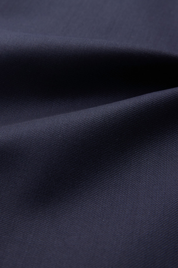 카벤디쉬 울 서지 솔리드 베스트 (Navy)는 남성 정장을 위한 모던하고 미니멀한 디자인의 포멀 베스트입니다. 사계절 착용 가능하며, 슬림핏 V넥으로 제작되어 세련된 실루엣을 연출합니다. 부드러운 촉감의 울 소재와 큐프라 안감, 싱글 버튼 여밈 방식이 특징이며, 뒷면 버클 장식으로 핏 조절이 가능합니다. 오피스룩, 비즈니스 캐주얼, 모임룩 등 다양한 TPO에 클래식, 미니멀, 시크 스타일로 활용하기 좋습니다.
