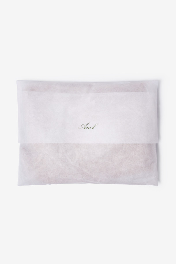 [아놀] 마일드 캐시미어100 하프터틀 니트는 부드러운 촉감의 캐시미어 100% 소재로 제작되어 가을과 겨울, 포근하고 따뜻하게 착용할 수 있습니다. 베이직하고 미니멀한 디자인에 레귤러핏으로 제작되었으며, 하프넥 라인과 긴 소매 기장이 특징입니다. 두꺼운 두께감으로 보온성을 높였으며, 리브 마감 디테일로 깔끔한 실루엣을 연출합니다. 베이지, 멜란지 두 가지 색상으로 출시되어 출근룩, 모임룩 등 다양한 TPO에 클래식, 미니멀, 캐주얼 스타일로 활용하기 좋습니다.
