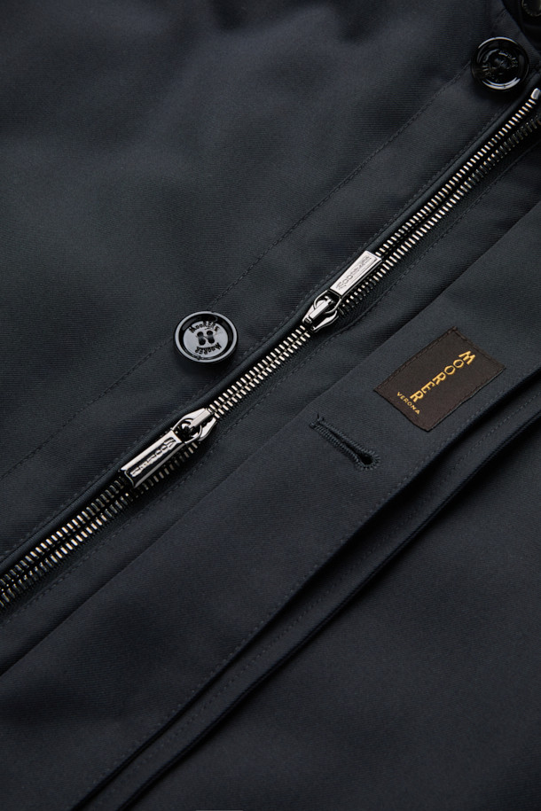 무레르(MOORER) 엘슨 3웨이 트렌치코트 다운은 남성용 아우터로, 클래식한 디자인과 뛰어난 보온성을 자랑합니다. 봄, 가을, 겨울 세 계절 모두 착용 가능하며, 일상 및 출근룩, 비즈니스 캐주얼, 모임룩 등 다양한 TPO에 활용할 수 있습니다. 롱 기장에 레귤러 핏으로 제작되었으며, 무지 패턴의 블랙 컬러로 시크하고 미니멀한 스타일을 연출합니다. 3웨이 디자인으로 분리형 이너와 다운 충전재를 사용하여 보온성을 극대화했으며, 버튼 여밈 방식과 긴 소매 기장으로 세련된 마무리를 더했습니다.
