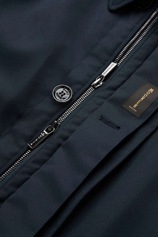 무레(MOORER) 엘슨 3웨이 트렌치코트 다운 네이비는 가을과 겨울, 출근룩과 비즈니스 캐주얼에 적합한 남성용 아우터입니다. 클래식하고 미니멀한 스타일의 이 트렌치코트는 레귤러 핏에 레귤러 기장으로, 무지 패턴의 네이비 컬러가 특징입니다. 버튼 여밈 방식과 긴 소매 디자인에, 탈부착 가능한 이너와 구스다운 충전재를 사용하여 보온성과 경량성을 동시에 갖췄습니다. 3웨이 디자인으로 다양한 스타일 연출이 가능하며, 일상에서 폭넓게 활용할 수 있습니다. 나일론 소재로 제작되어 튼튼하며, 세련된 디자인으로 완성도를 높였습니다.
