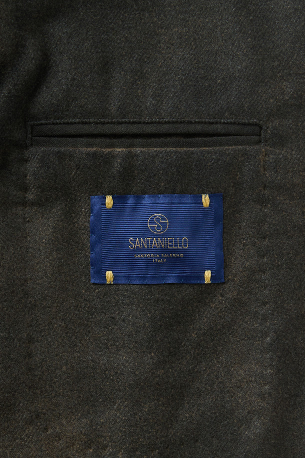 SANTANIELLO(산타니엘로) 핸드 스프레이 다잉 자켓은 남성용 자켓으로, 캐주얼한 스타일을 추구하는 분들께 적합합니다. 봄, 가을 시즌에 어울리는 얇은 두께감과 레귤러 핏으로 편안한 착용감을 선사합니다. 그레이, 브라운 컬러의 무지 디자인에 스프레이 다잉 처리로 은은한 멋을 더했으며, 테일러드 코트 타입의 싱글 버튼 여밈 방식으로 클래식한 분위기를 연출합니다. 비즈니스 캐주얼 및 출근룩으로, 또는 미니멀한 스타일을 선호하는 분들께 추천합니다.
