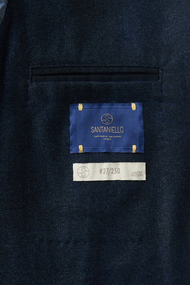 SANTANIELLO(산타니엘로) 핸드 스프레이 다잉 자켓은 남성용 자켓입니다. 블랙과 블루 두 가지 색상으로 출시되었으며, 캐주얼한 스타일을 연출하기 좋습니다. 봄, 가을에 착용하기 적합하며, 출근룩이나 비즈니스 캐주얼에도 활용 가능합니다. 레귤러 핏의 테일러드 코트 타입으로, 싱글 버튼 여밈 방식과 긴 소매 기장이 특징입니다. 스프레이 다잉 처리로 독특한 매력을 더했습니다.

