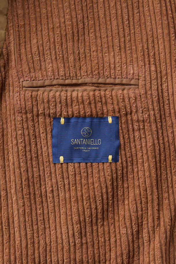SANTANIELLO(산타니엘로) 볼드 코듀로이 재킷입니다. 짙은 브라운 컬러의 부드러운 코듀로이 소재로 제작되어 가을, 겨울 시즌 따뜻하고 포근하게 착용할 수 있습니다. 레귤러 핏에 싱글 버튼 여밈 방식, 긴 소매 기장으로 캐주얼하고 클래식한 분위기를 연출합니다. 출근룩과 모임룩 모두 활용 가능하며, 무지 디자인으로 미니멀한 스타일을 즐기는 분들께 추천합니다. 두꺼운 두께감으로 보온성을 높였습니다.

