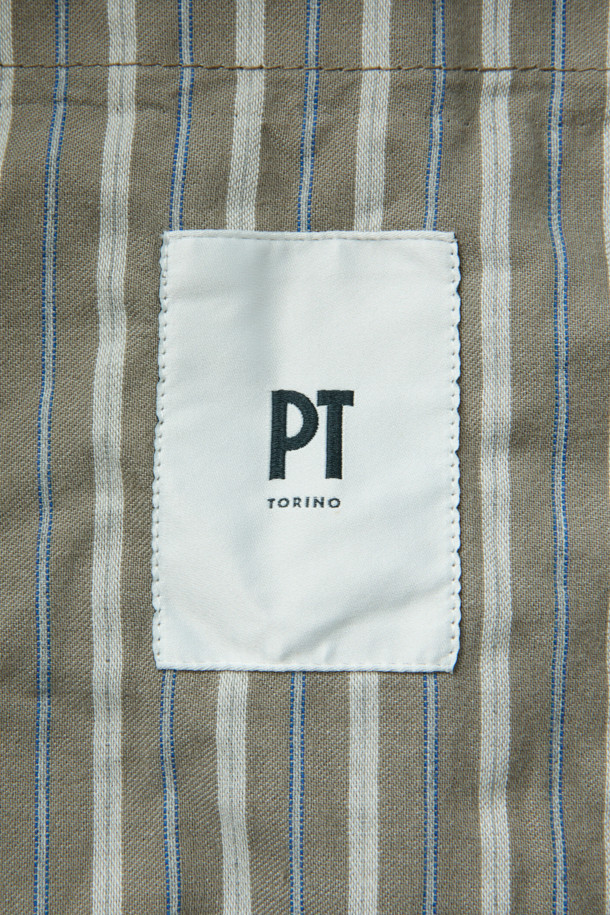 PT 토리노(PT TORINO) 4시즌 코튼 치노 팬츠는 남성용 바지로, 베이지와 카키 두 가지 색상으로 출시되었습니다. 봄, 여름, 가을, 겨울 사계절 모두 착용 가능하며, 일상 및 출근룩, 비즈니스 캐주얼에 적합합니다. 슬림핏으로 제작되었으며, 면 소재를 사용하여 편안한 착용감을 제공합니다. 가랑이 부분 덧댐 안감과 수선 여유분 설계, 뛰어난 신축성으로 활동성을 높였습니다. 베이직, 캐주얼, 클래식, 미니멀 스타일을 즐기는 남성에게 적합한 아이템입니다.
