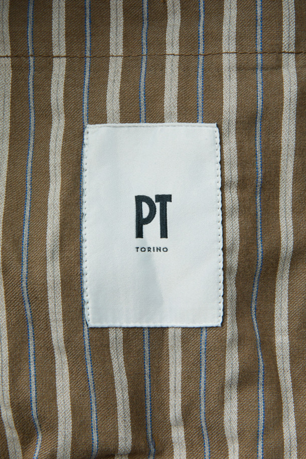 PT 토리노(PT TORINO) 4시즌 코튼 치노 팬츠는 남성을 위한 슬림핏 치노 팬츠입니다. 베이지와 브라운 두 가지 색상으로 제공되며, 봄, 여름, 가을, 겨울 사계절 모두 착용 가능합니다. 면 소재로 제작되어 편안한 착용감을 선사하며, 가랑이 부분 덧댐 처리로 훼손을 방지합니다. 출근룩과 비즈니스 캐주얼은 물론, 클래식, 미니멀, 캐주얼 스타일 모두 소화 가능한 활용도 높은 아이템입니다. 신축성이 우수하여 활동성을 높였으며, 수선 여유분까지 고려한 디자인으로 제작되었습니다.
