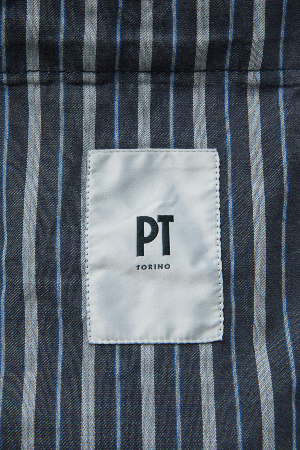 PT 토리노(PT TORINO) 4시즌 코튼 치노 팬츠는 남성용 바지로, 사계절 내내 활용 가능한 실용적인 아이템입니다. 네이비 컬러의 무지 디자인으로, 출근룩과 비즈니스 캐주얼, 그리고 클래식, 미니멀, 캐주얼 스타일을 모두 아우르는 폭넓은 TPO에 적합합니다. 슬림핏 디자인으로 시크한 실루엣을 연출하며, 면 소재 특유의 편안한 착용감을 선사합니다. 

특히 마찰과 땀이 많은 가랑이 부분에 덧댐 안감을 적용하여 내구성을 높였으며, 수선을 고려한 시접 가름 작업으로 섬세함을 더했습니다. 신축성 있는 소재로 활동성을 보장하며, 4계절 내내 세련된 스타일을 유지할 수 있는 필수 아이템입니다.
