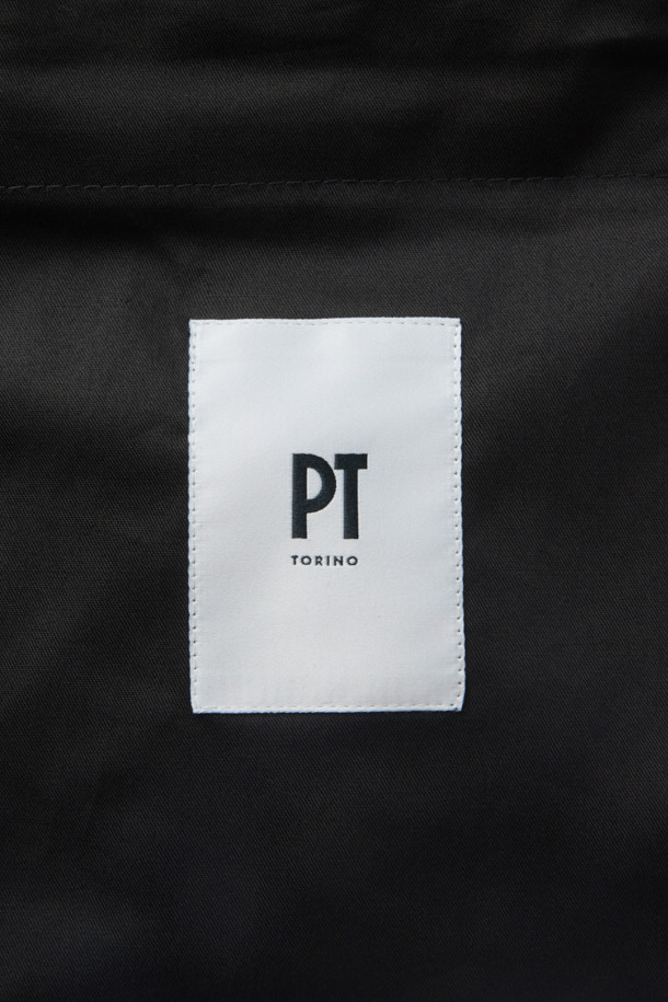 PT 토리노(PT TORINO) 울 바이 스트레치 슬랙스는 남성용 슬림핏 슬랙스로, 클래식하고 미니멀한 스타일을 추구하는 분들께 적합합니다. 블랙 컬러의 무지 디자인으로, 오피스룩, 비즈니스 캐주얼, 모임룩 등 다양한 TPO에 활용할 수 있습니다. 부드러운 촉감의 울 소재와 스트레치 기능으로 편안한 착용감을 선사하며, 사계절 내내 활용 가능합니다. 얇은 두께감으로 제작되었으며, 마찰과 땀에 취약한 가랑이 부분에는 덧댐 안감을 사용하여 내구성을 높였습니다. 수선을 고려한 시접 가름 작업으로 섬세함을 더했습니다.
