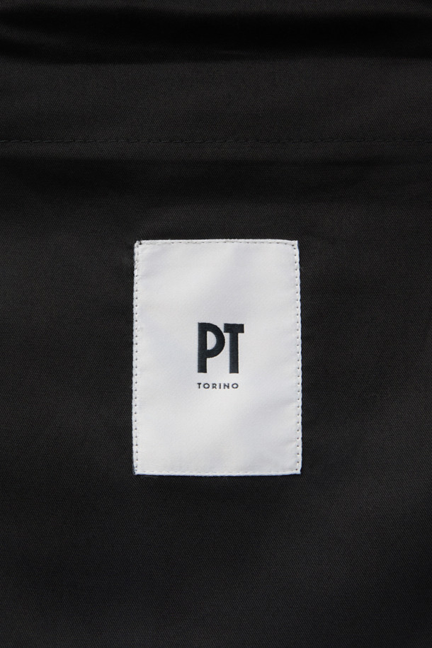 PT 토리노 울 바이 스트레치 슬랙스는 남성용 슬림핏 슬랙스로, 가을과 겨울에 적합합니다. 고급스러운 울 소재에 스트레치 기능이 더해져 편안하면서도 활동적인 착용감을 제공합니다. 차분하고 세련된 그레이 컬러의 무지 디자인으로, 오피스룩 및 비즈니스 캐주얼에 활용하기 좋습니다. 가랑이 부분에 덧댐 안감을 적용하여 내구성을 높였으며, 수선 여유분을 설계하여 실용성을 더했습니다. 클래식, 미니멀, 시크 스타일을 추구하는 남성에게 제격입니다.
