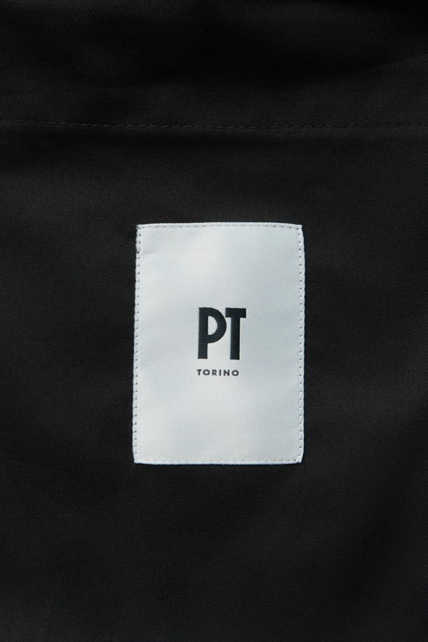 PT 토리노(PT TORINO) 울 바이 스트레치 슬랙스는 가을, 겨울 시즌을 위한 남성용 슬림핏 슬랙스입니다. 고급스러운 네이비 컬러의 무지 디자인으로, 클래식하고 베이직한 스타일을 연출합니다. 울 소재와 엘라스틴의 혼방으로 부드러운 촉감과 뛰어난 신축성을 제공하며, 편안한 착용감을 선사합니다. 오피스룩, 비즈니스 캐주얼, 출근룩 등 다양한 TPO에 활용 가능하며, 마찰이 잦은 가랑이 부분에 덧댐 안감을 적용하여 내구성을 높였습니다. 수선을 고려한 시접 가름 작업으로 실용성을 더한, 미니멀하고 시크한 스타일의 슬랙스입니다.
